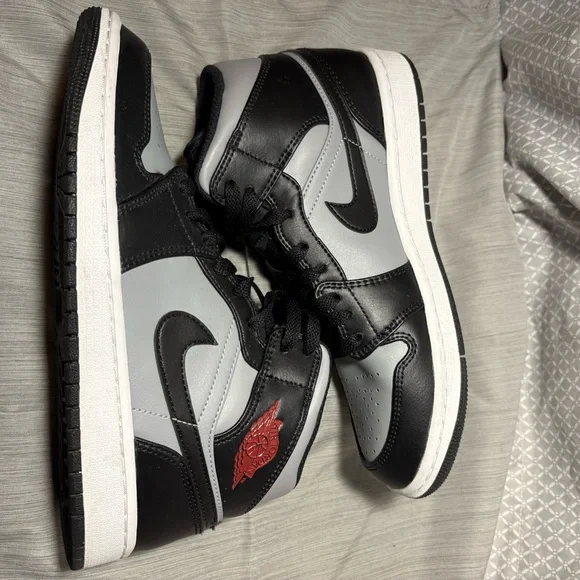 Jordan 1 Mid Black and Gray - Picture 2 of 2